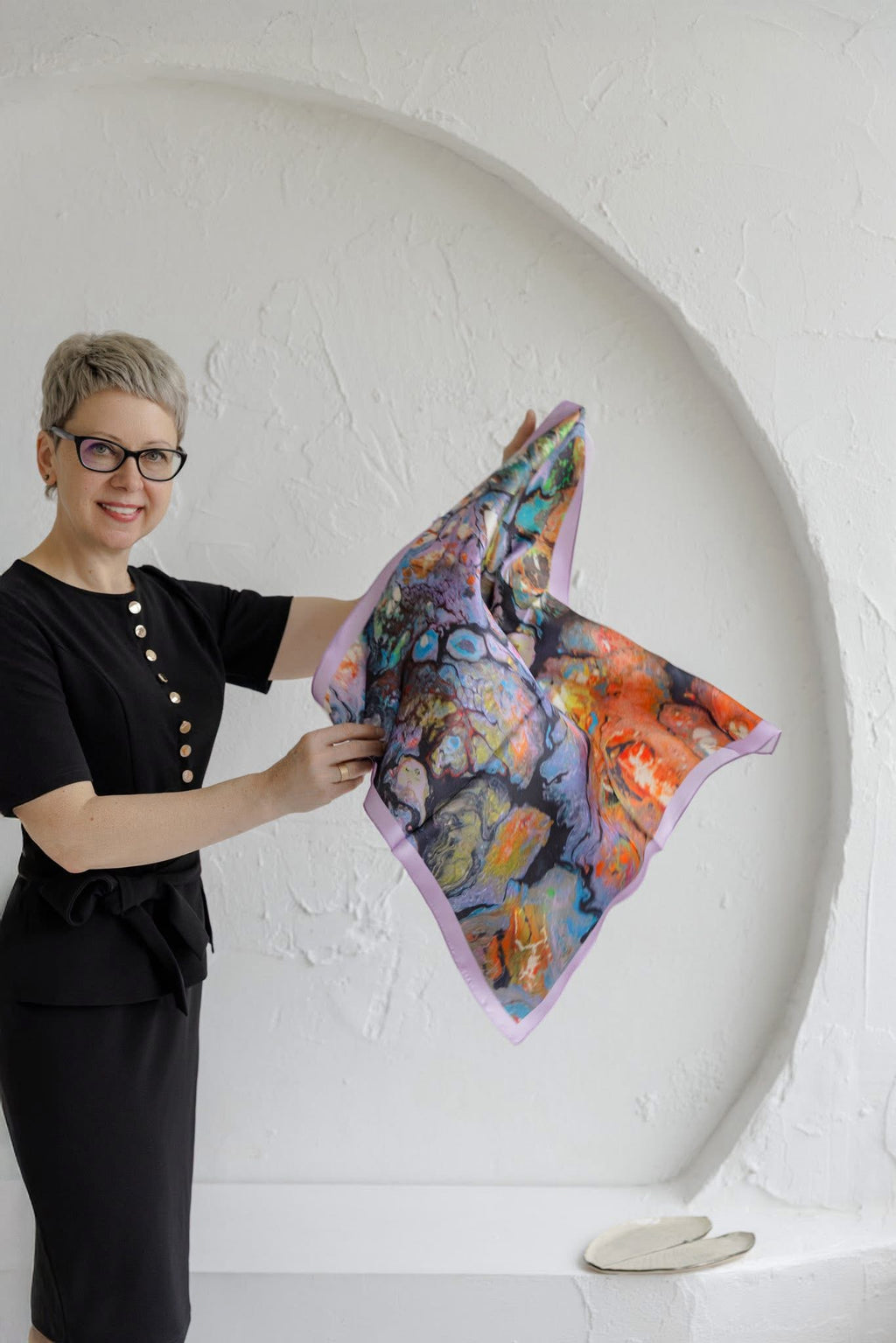 Spalvinga šilkinė skara su autoriniu piešiniu „Gyvybė“