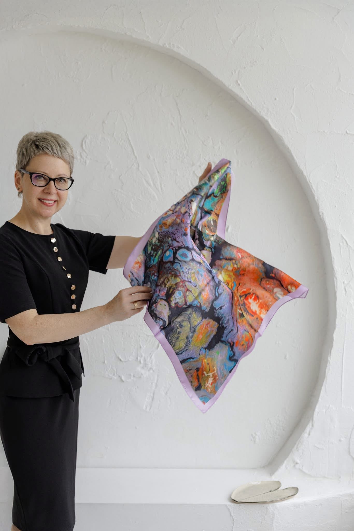 Spalvinga šilkinė skara su autoriniu piešiniu „Gyvybė“